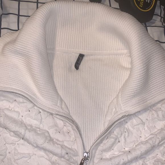 super cute white sweater with larger collar - Picture 6 of 12